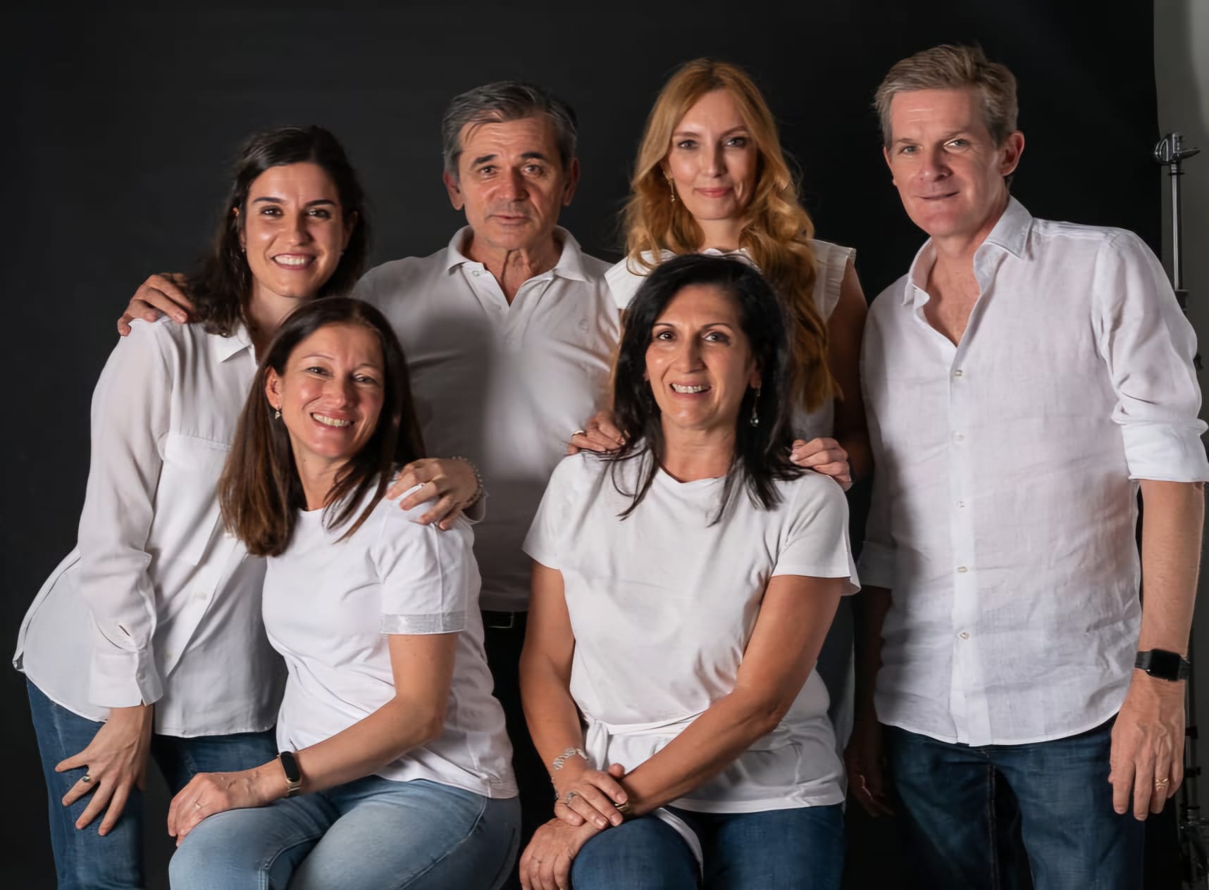 De izda. a dcha, Josune Zubicaray, Paula Río, Juan A. Bueren, Susana Navarro (arriba), Aurora de la Cal (abajo) y Julián Sevilla. Foto, Calendario de la Fundación Anemia de Faconi