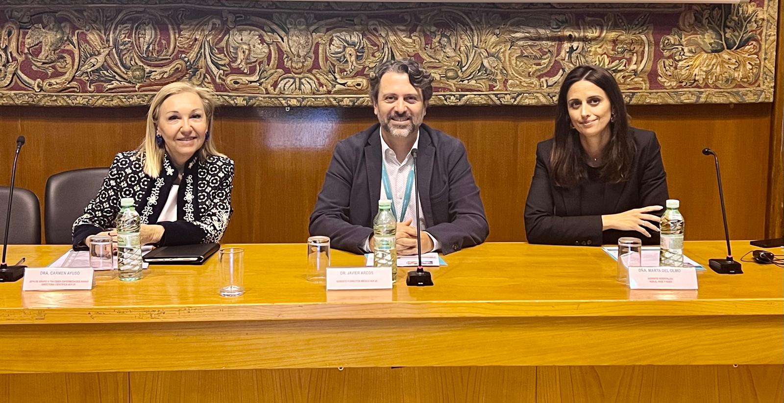 2024 05 03 De izda. a dcha, la Dra. Ayuso, el Dr. Arcos y M. del Olmo, en la segunda mesa de debate de la jornada